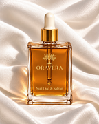 Élixir parfumé Nuit Oud & Safran Oravera, flacon présenté sur un drapé blanc